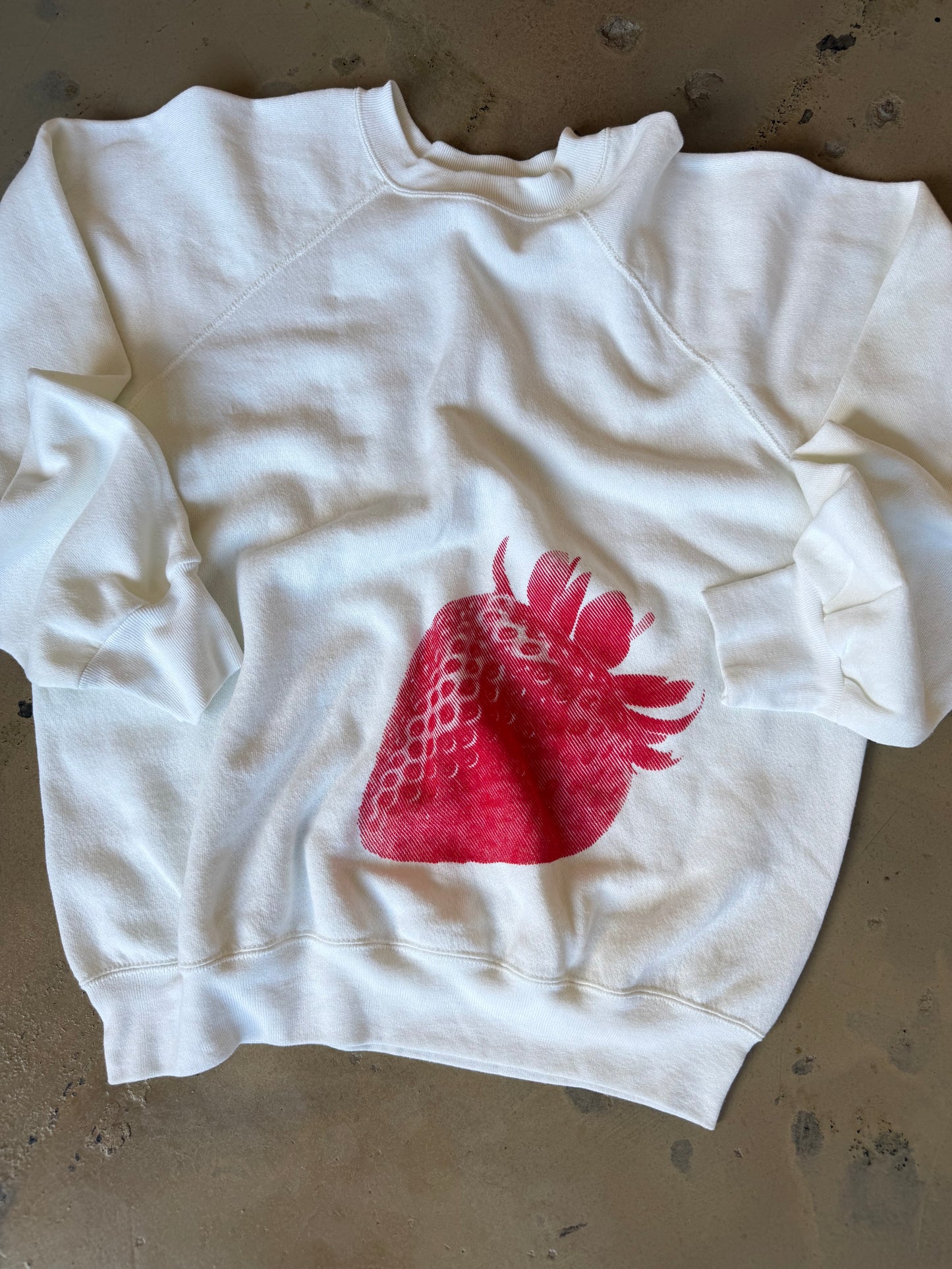 (M/L) Strawberry White Sweatshirt