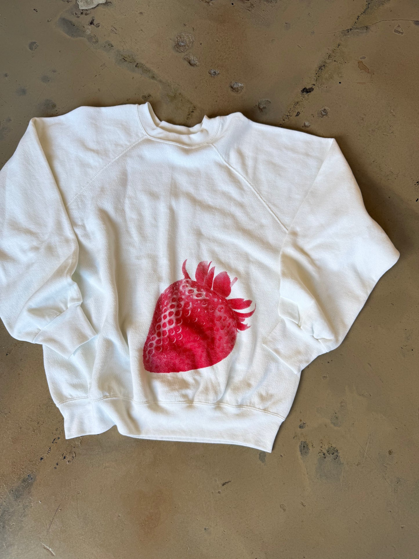 (M/L) Strawberry White Sweatshirt