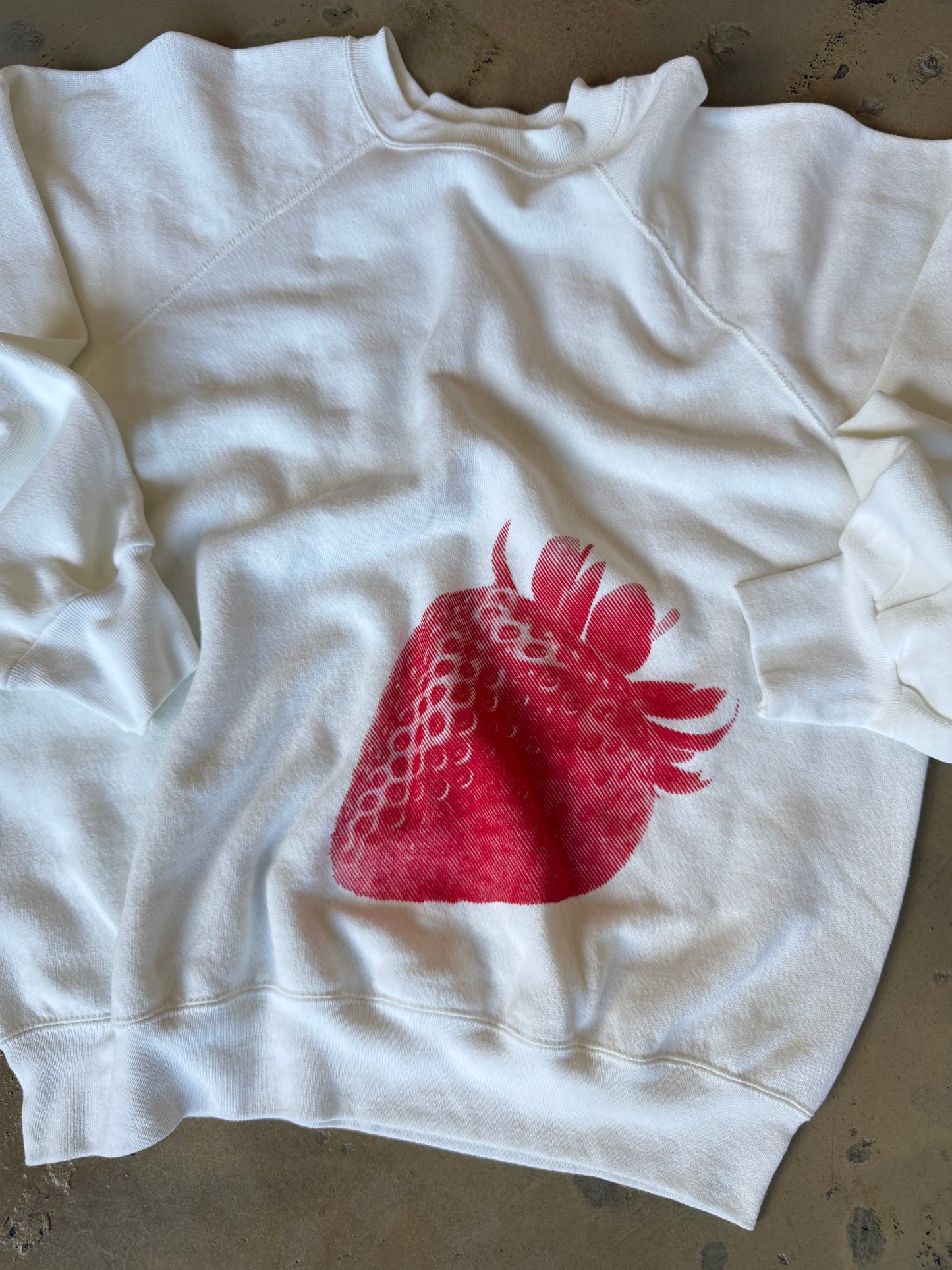 (M/L) Strawberry White Sweatshirt