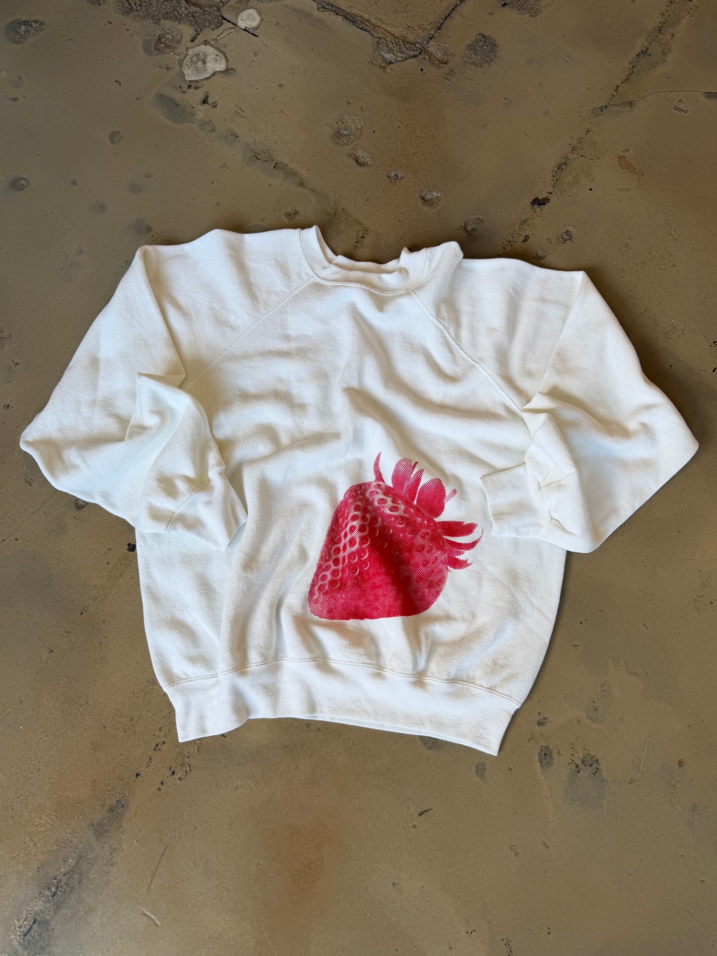 (M/L) Strawberry White Sweatshirt